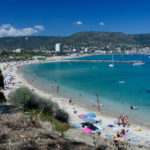 La plage de la baie du port de Bormes